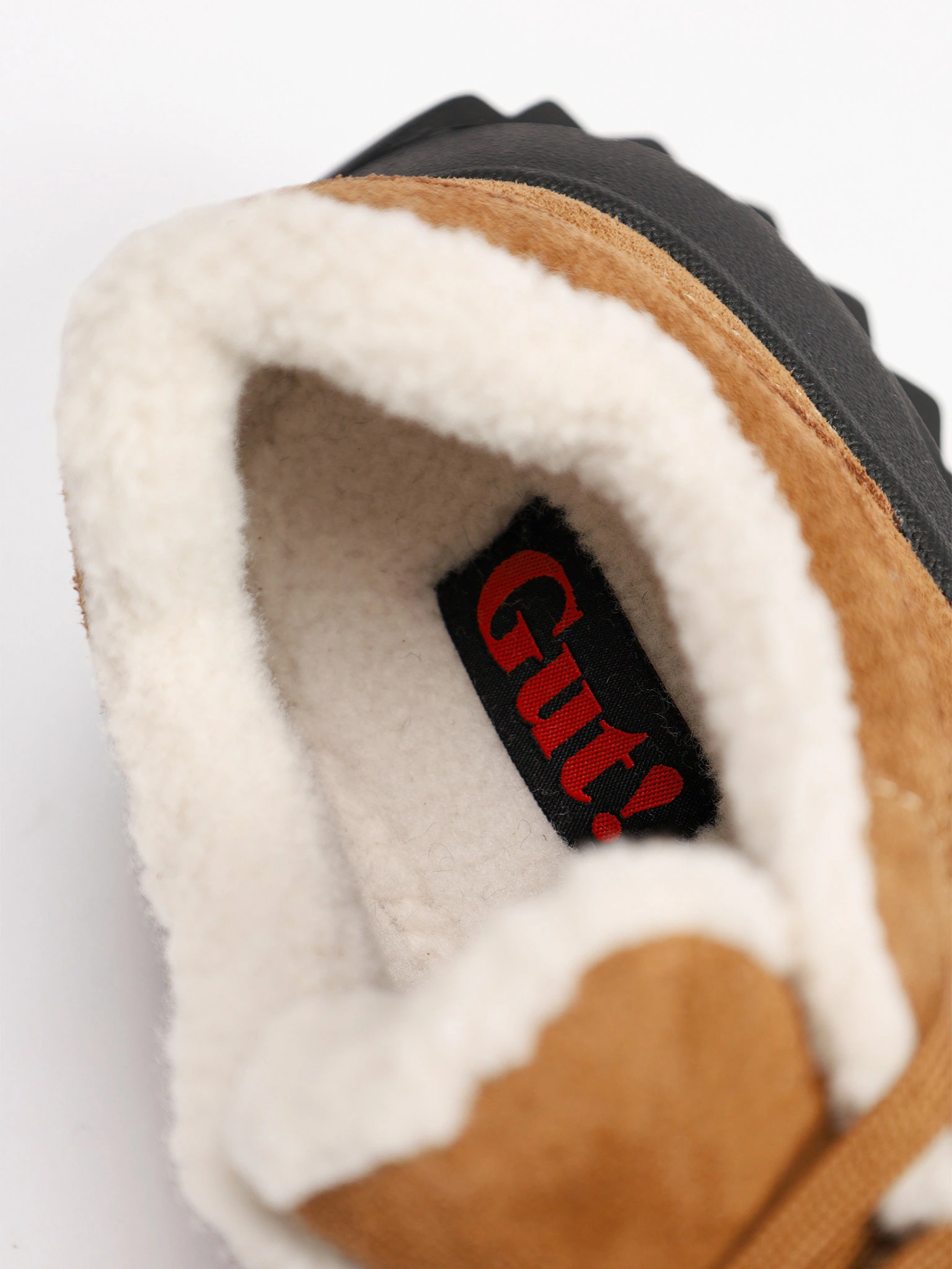 Кроссовки коричневого цвета на рельефной подошве